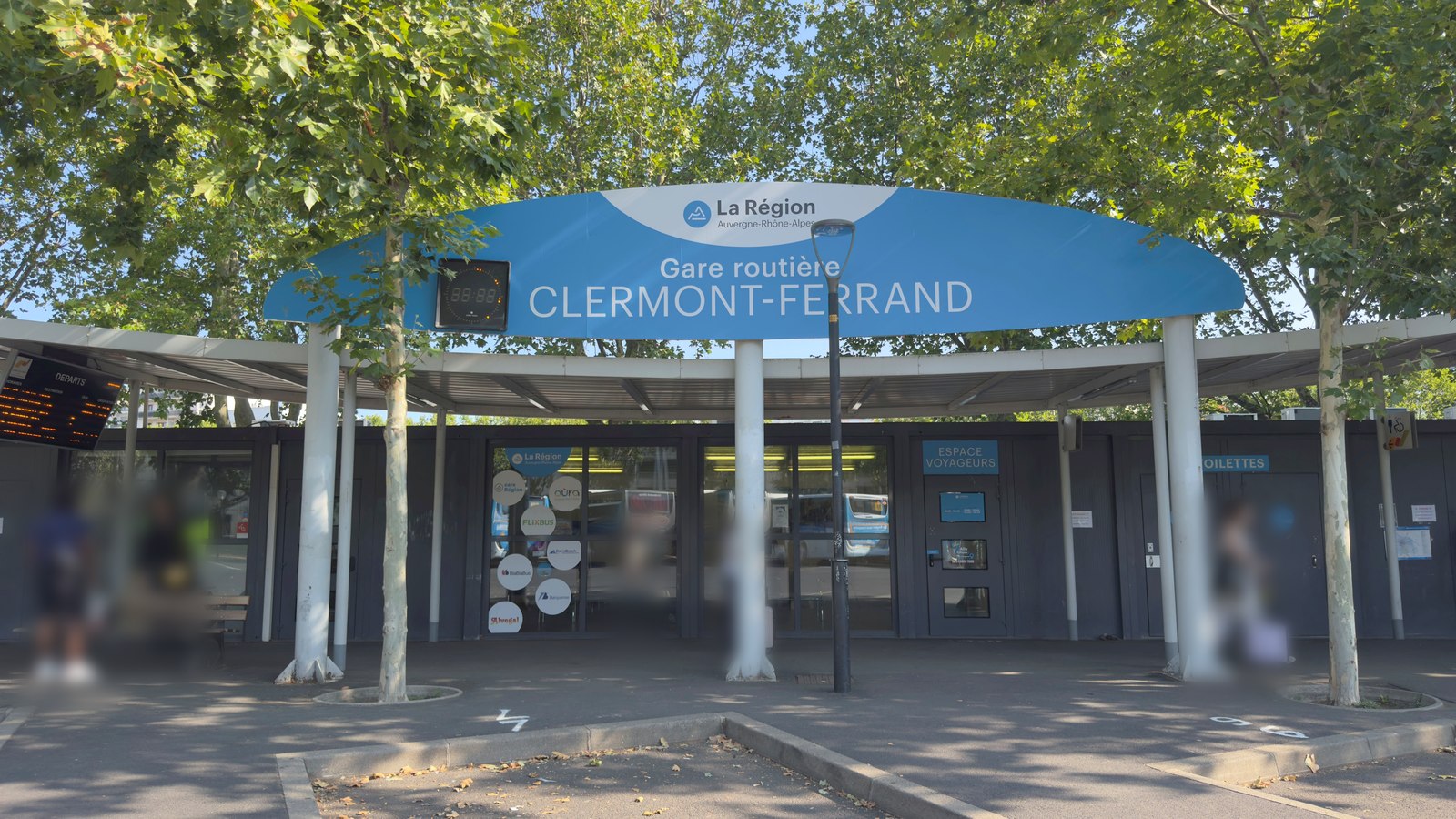 Façade de la gare routière de Clermont-Ferrand sous son auvent, avec l'enseigne « Gare routière Clermont-Ferrand ».