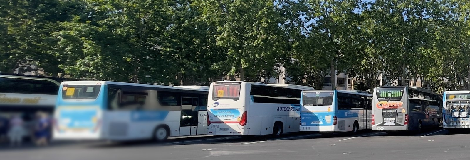 Zone de stationnement et de régulation de la gare routière, avec plusieurs autocars stationnés.